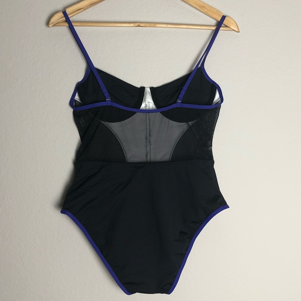 Elegant Black and White One-Piece Swimsuit - Picture 7 of 8